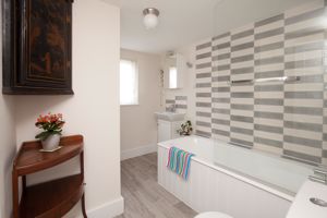 4 Magdalene Lane_Family Bathroom- click for photo gallery